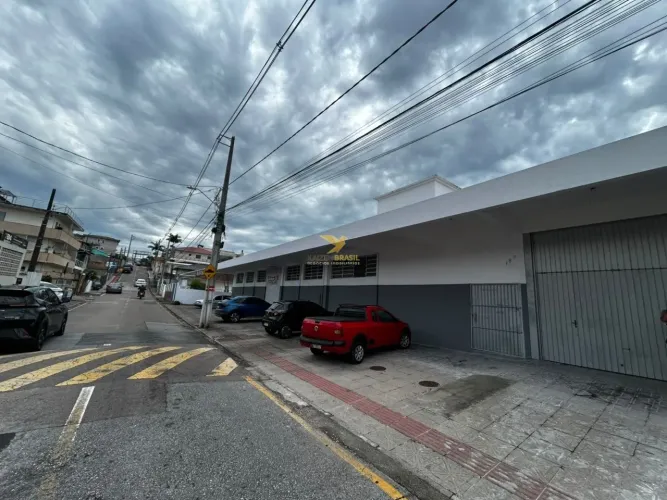 Galpão de 700 m² para locação com salas | Roçado | São José/SC