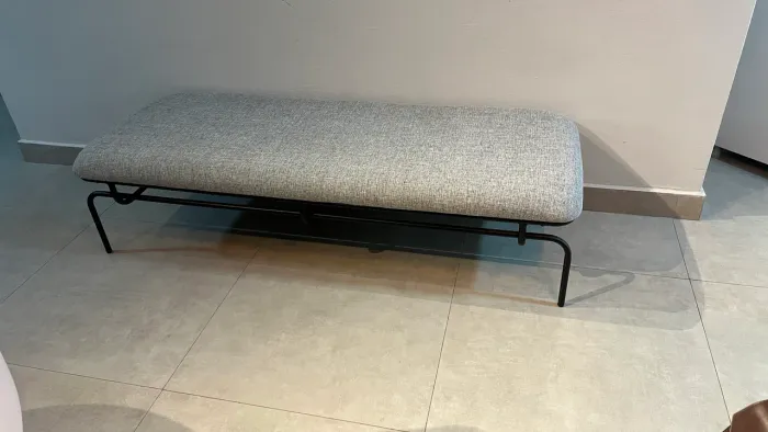 Banco Tok&Stok 1,60m Estofado Cinza com Pés em Metal Preto