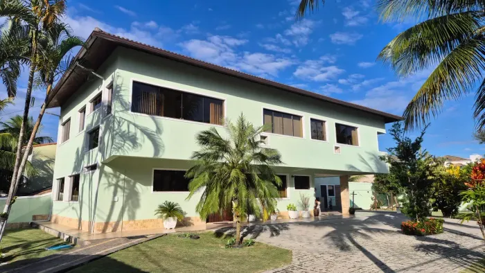 Casa de condomínio para aluguel possui 600 metros quadrados com 5 quartos