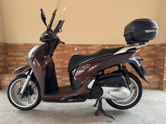 Vendo Scooter Honda SH 300i R$ 15.000,00 em excelente estado.