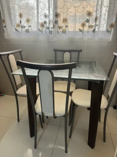 Mesa de vidro com 4 cadeiras