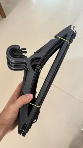 10 Cabides de plastico ou 10 cabide de veludo (10,00 / 20,00)