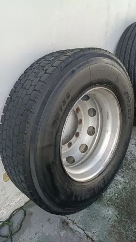 Vendo pneu com roda 295/80 R 22.5
