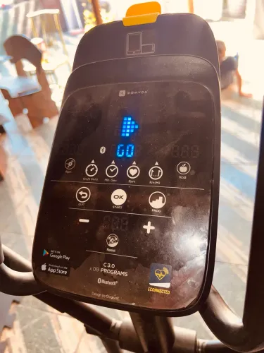 Elíptico Decatlhon Domyos com conectividade no celular