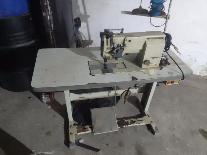 Máquina de costura reta 
