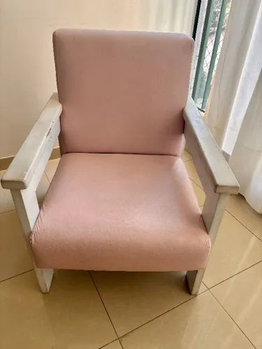 Poltrona em madeira e estofado