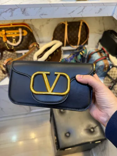 bolsa nova couro legítimo preto dourados modelo leather locò Valentino garavani