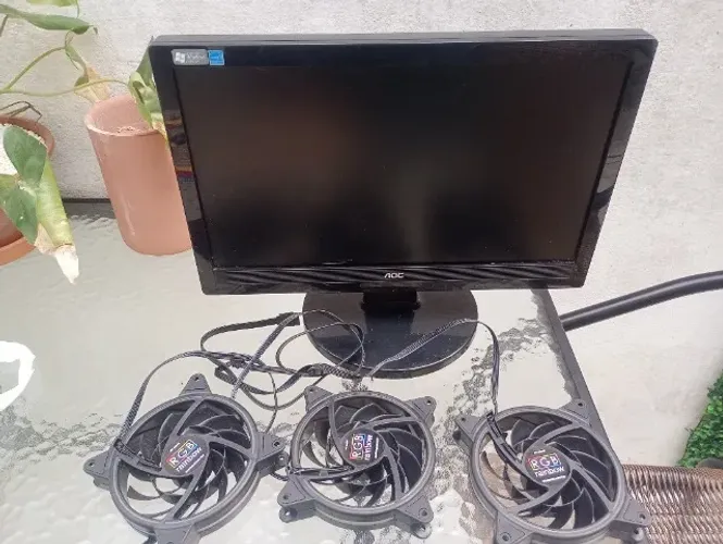 Três Coolers Fans Aaja RGB + Monitor AOC 15,6 polegadas