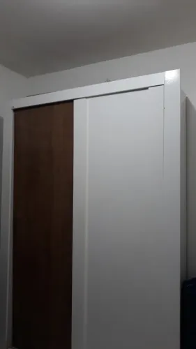 Guarda roupa solteiro duas portas de correr, duas gavetas internas, espaçoso e dividido