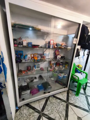 Vitrine expositora de MDF e vidro.