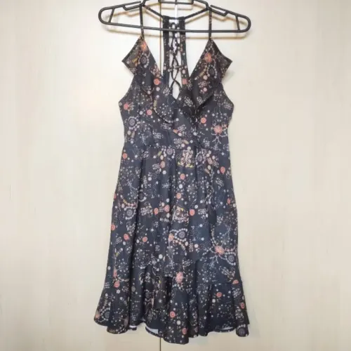 Vestido de alcinha curto evasê com decote cruzado e babados preto floral Youcom