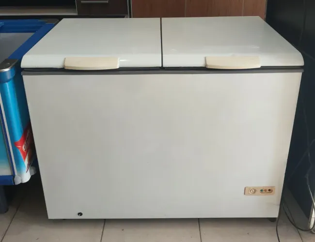 Freezer consul 420 litros, duas tampas em ótimo estado. 
