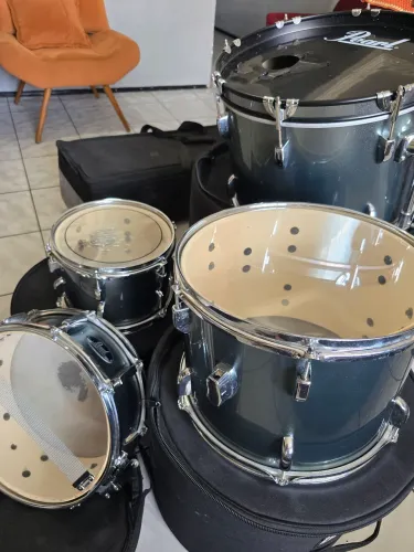Bateria Roadshow completa, com kit de pratos Zeus e bags da bateria