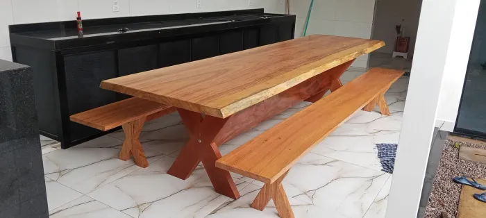 Mesa de madeira maciça com bancos