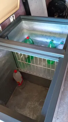 Vende-se um freezer duas tampas funcionando gelando normalmente preço baratinho à vista