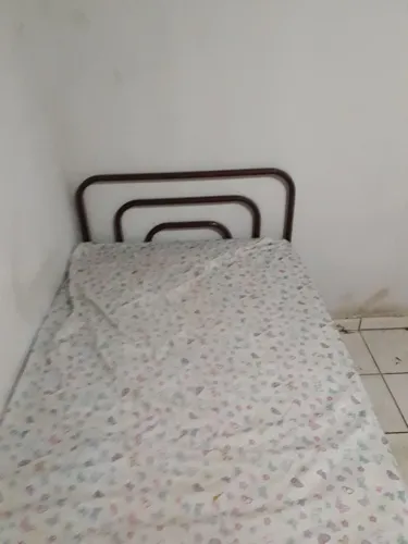 Cama de souteiro de ferro com colchão 