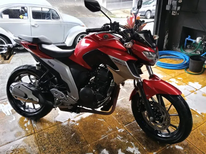 Moto impecável