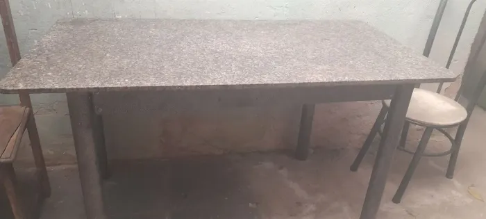Mesa com pedra de granito