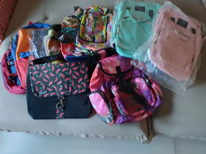 Bazar de Bolsas e Mochilas estilosas e coloridas