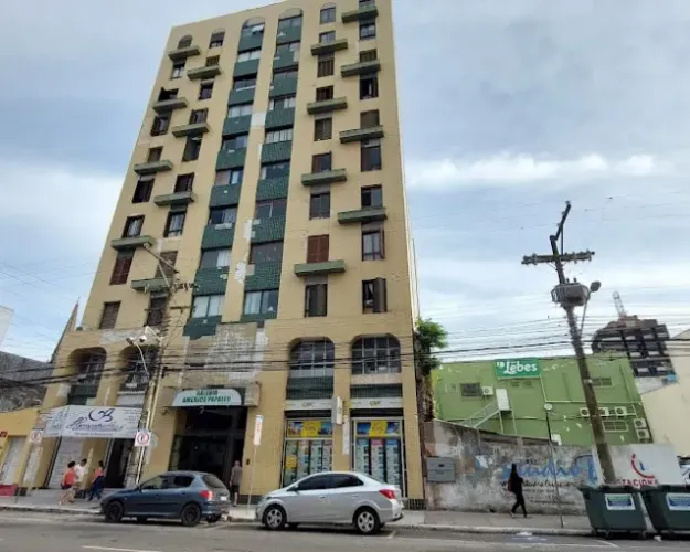 Vendo apartamento no centro de Rio Grande, com 2 quartos, elevador e portaria 24h