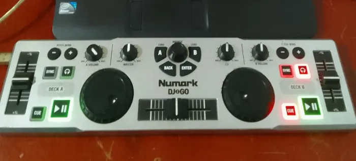 Controladora numark dj2go ( leia a descrição)