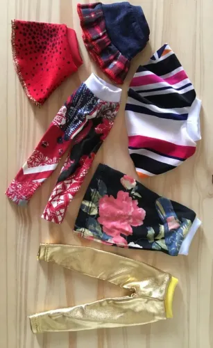 Lote - 6 peças de roupa para boneca
