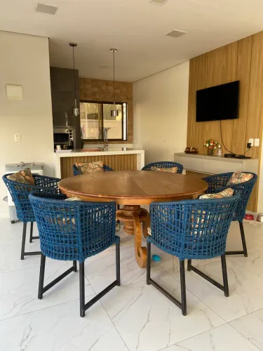 Mesa com cadeiras à venda