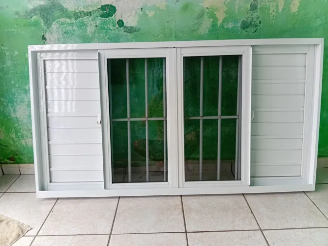 Janela de alumínio branco