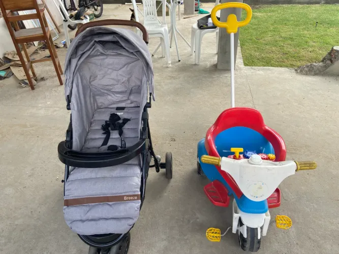 Carrinho de bebê e triciclo