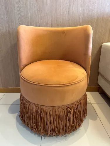Poltrona Decorativa em Veludo Terracota com Franjas Alto Padrão Westwing