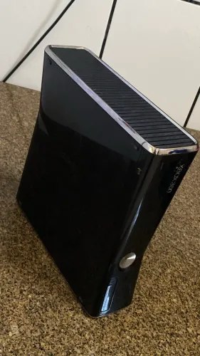 Console Xbox 360 Slim 500GB + 2 Controles