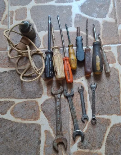 Ferramentas manuais diversas 