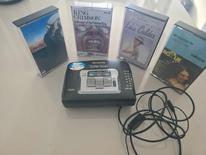 Walkman Aiwa Super Bass TA261 com 4 Fitas e Fone