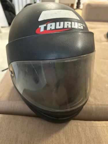 Capacete Taurus bem conservado