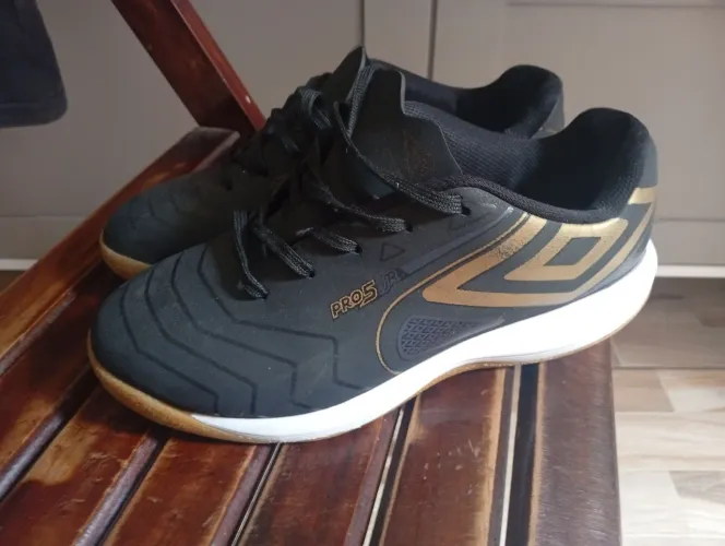 Chuteira society umbro pró 5 pouco usadan n36 perfeito estado