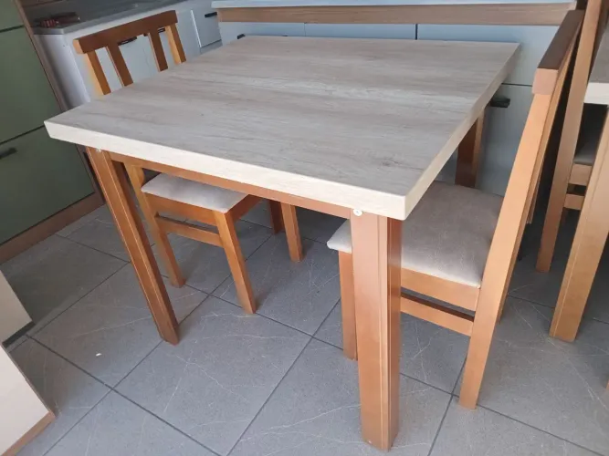 Mesa 90X80cm com 02 cadeiras, novas.(Entrego)