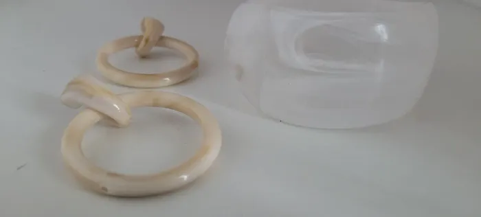 Brincos e bracelete de resina