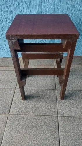 banqueta de madeira 2und artesanal 80,00 a retirar no local