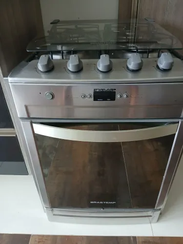 Fogão Brastemp modelo clean em inox, acionamento elétrico, timer, em perfeito estado.