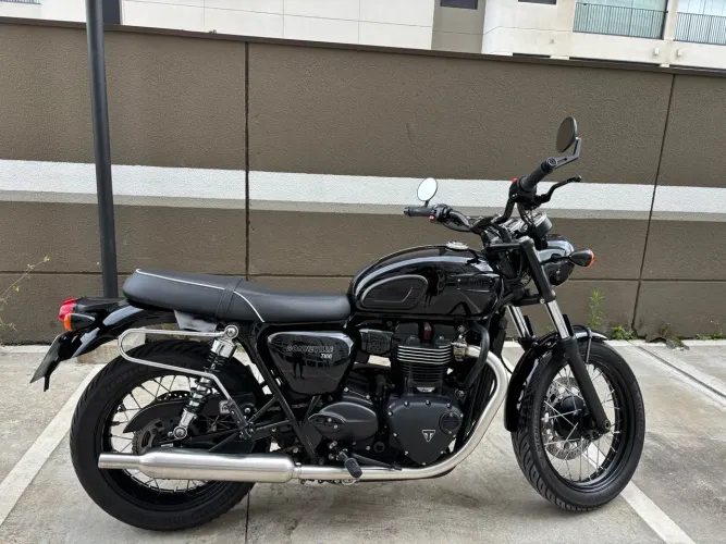 TRIUMPH BONNEVILLE T100 - 900cc