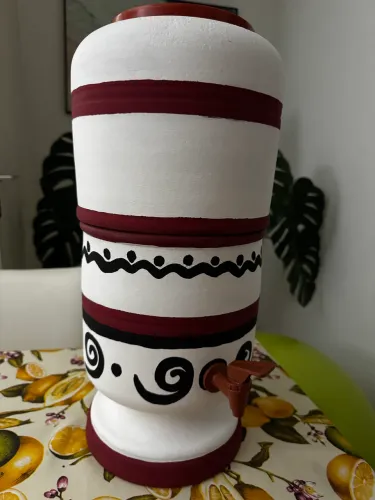 Filtro de barro estilizado decorado
