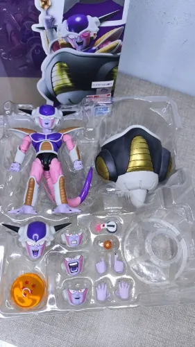S.H.Figuarts do Freeza Primeira Forma com seu Pod.