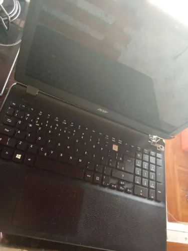 Notebook Acer funcionando porém com pequenos defeitos