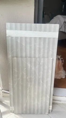 Revestimento parede cinza médio ondulado 44,5x90