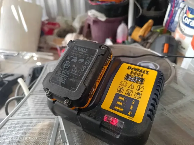 Nível a laser 12 linhas a bateria 12v Dewalt 
