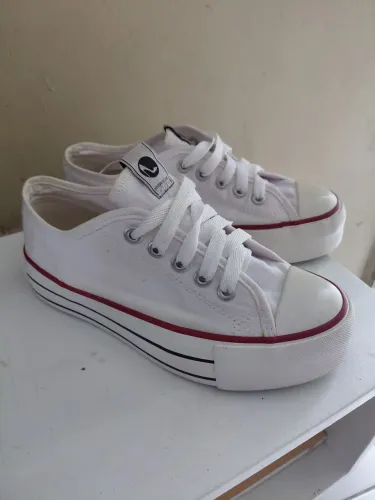 Vendo tenis da sapatinho de luxo tamanho 37 valor 50