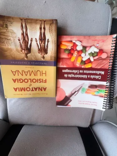 Vendo livros de anatomia humana e cálculos de medicação