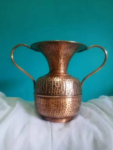 Antigo vaso / ânfora em cobre martelado