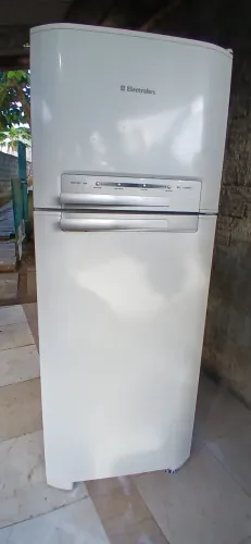 VENDO GELADEIRA ELECTROLUX FROST FREE USADA FUNCIONANDO PERFEITAMENTE ENTREGO NO LOCAL
