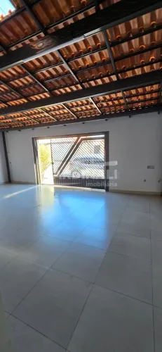 Casa com 2 dormitórios, lote com 160m²
